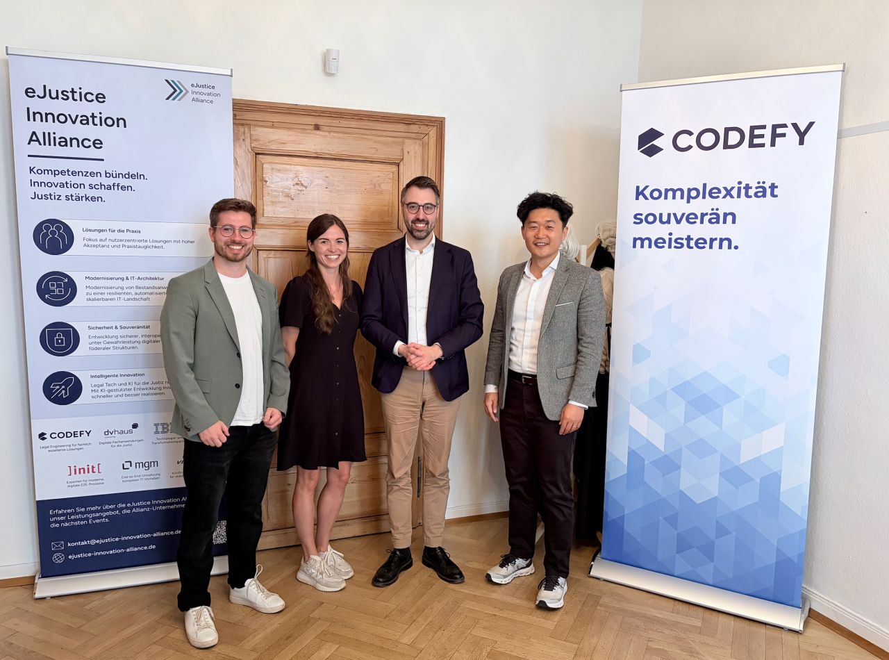 CODEFY-Teammitglieder mit dem Minister der Justiz und für
            Migration des Landes Baden-Württemberg Moritz Oppelt